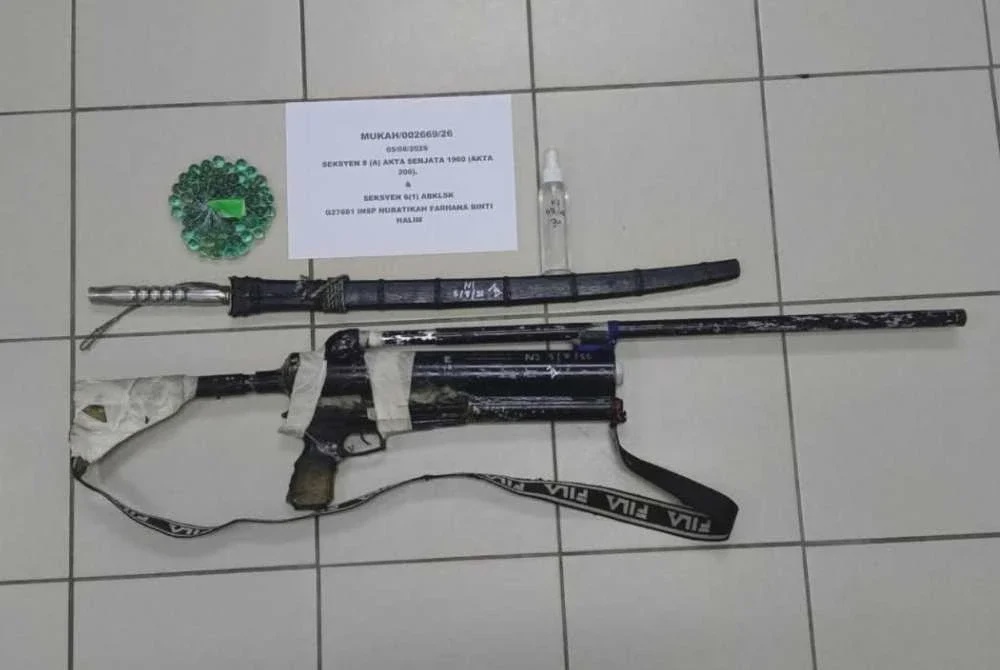Image from: Polis tahan buruh disyaki miliki senjata api, pedang samurai