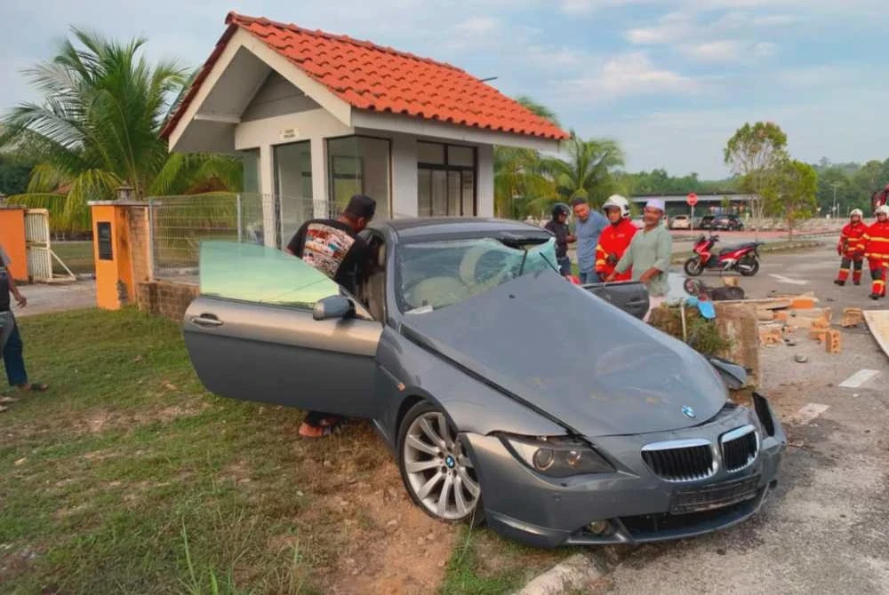 Image from: Warga emas maut kereta BMW terbabas langgar pagar institut memandu
