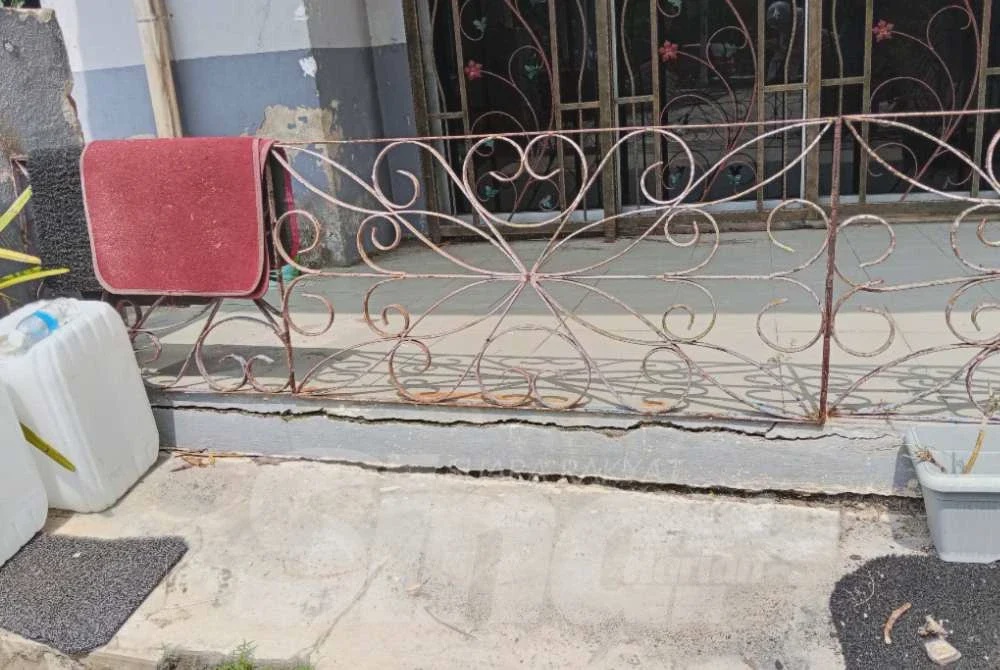 Image from: 'Setiap kali treler lalu, rumah bergegar, retakan makin ketara'