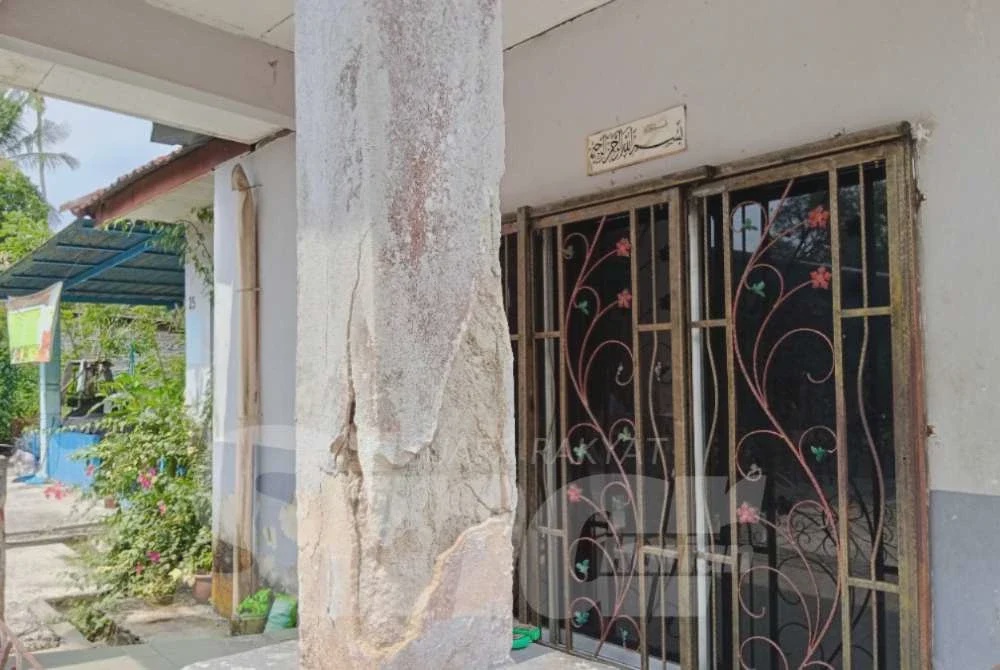 Image from: 'Setiap kali treler lalu, rumah bergegar, retakan makin ketara'