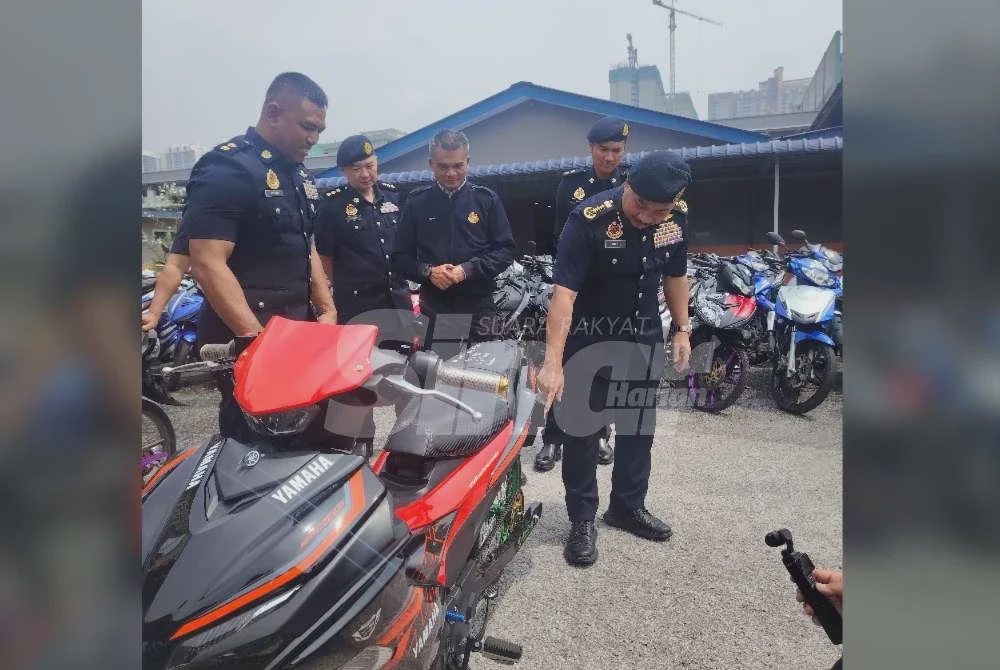 Image from: Penunggang motosikal guna tayar basikal, ekzos paip untuk berlumba dan menunjuk - JPJ