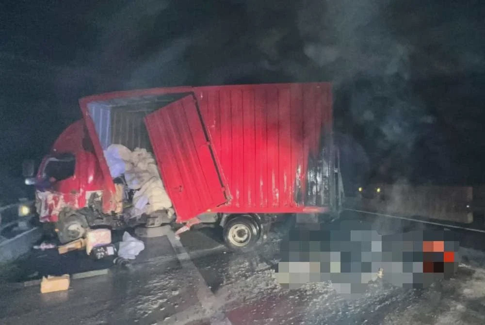 Image from: Penunggang rentung, motosikal terbakar selepas rempuh lori terbabas