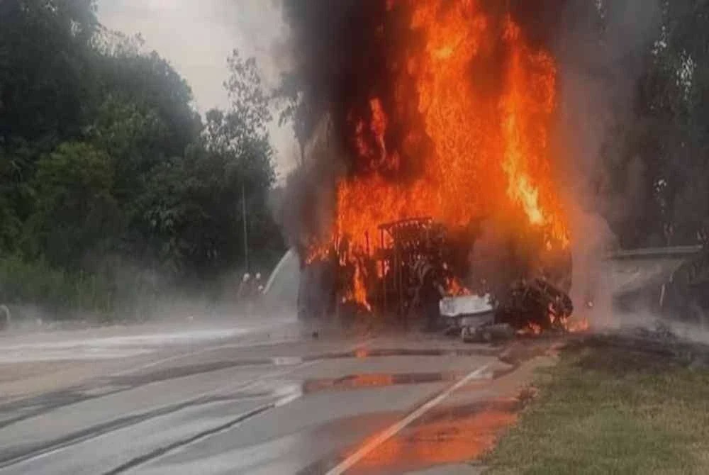 Image from: 'Isteri dan anak saya meninggal dunia' - Luahan pilu suami mangsa kereta terbakar dihempap lori tangki