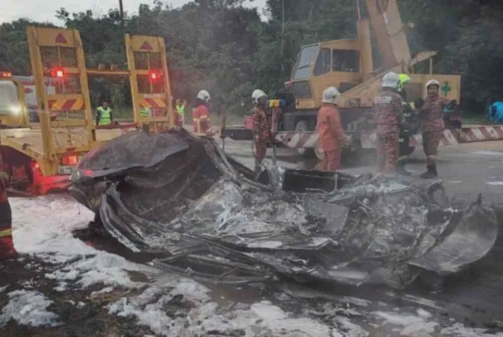 Image from: 'Isteri dan anak saya meninggal dunia' - Luahan pilu suami mangsa kereta terbakar dihempap lori tangki