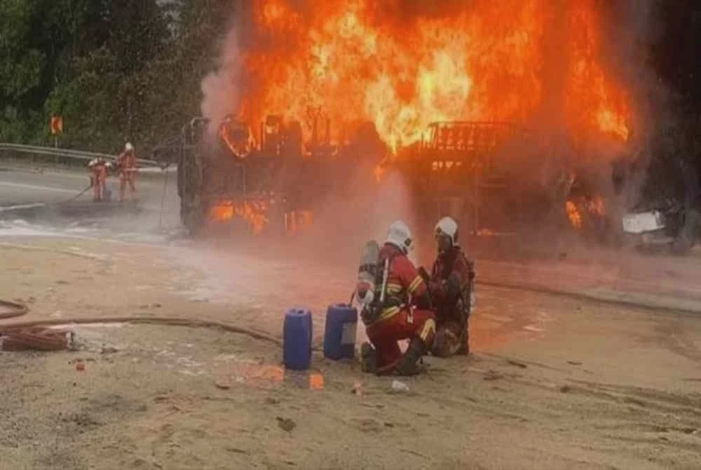 Image from: 'Isteri dan anak saya meninggal dunia' - Luahan pilu suami mangsa kereta terbakar dihempap lori tangki