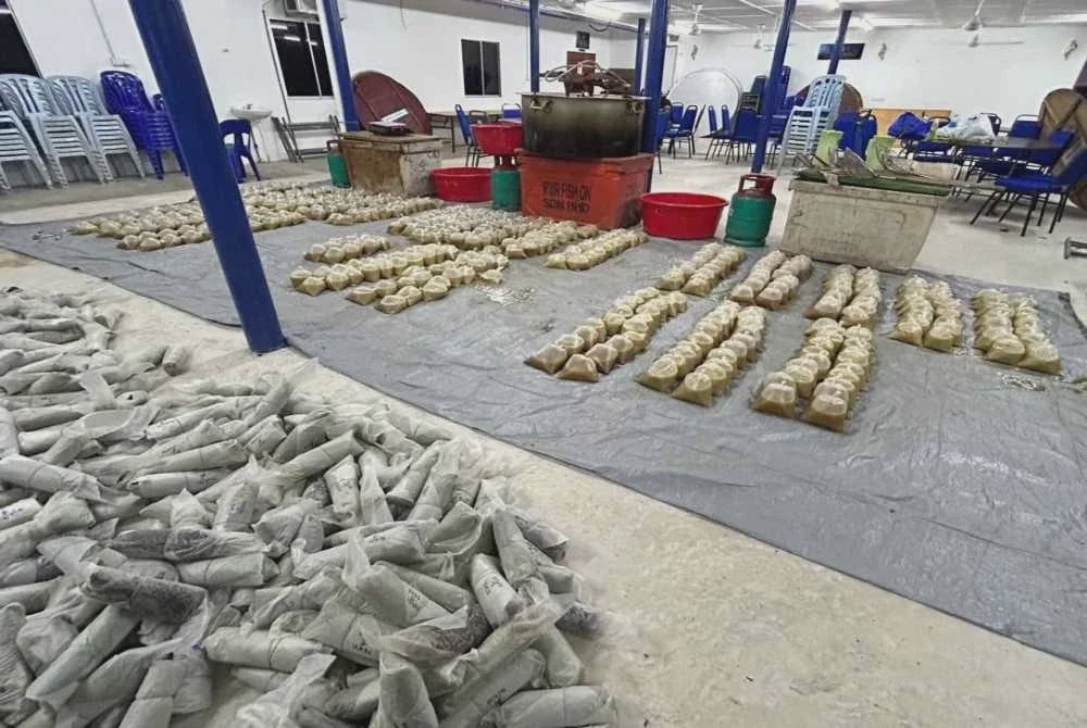 Image from: Suami isteri ditahan proses air ketum, 329 liter dirampas