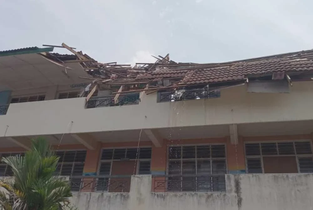 Image from: Bumbung makmal SMK Juasseh runtuh