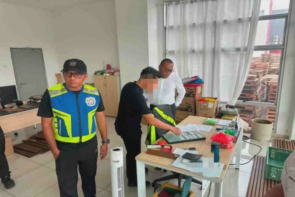 Image from: Kilang pasang Jalur Gemilang terbalik rupanya tiada lesen sah - MBIP