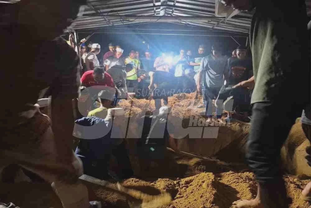 Image from: Nahas lori imigresen: Jenazah tiga beranak selamat dikebumi satu liang lahad