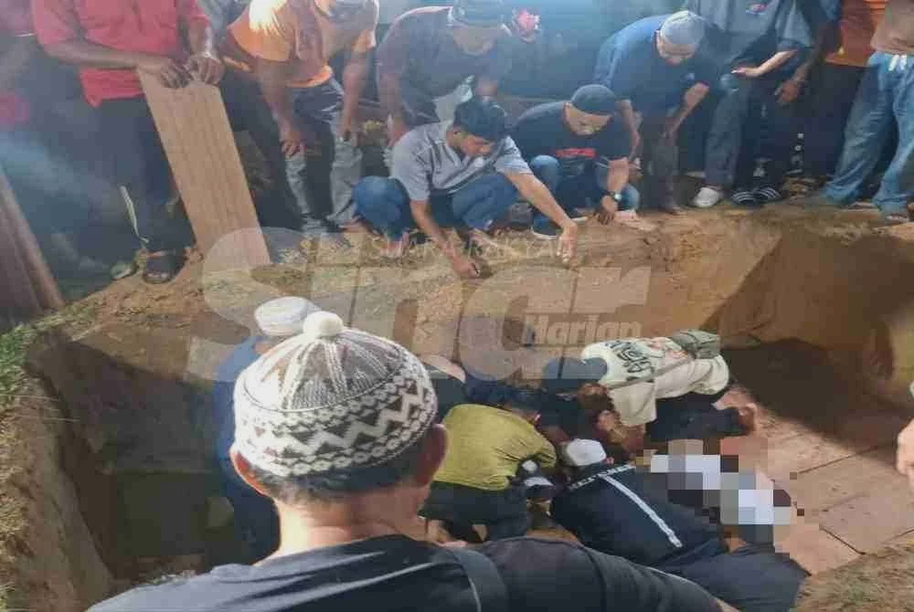 Image from: Nahas lori imigresen: Jenazah tiga beranak selamat dikebumi satu liang lahad