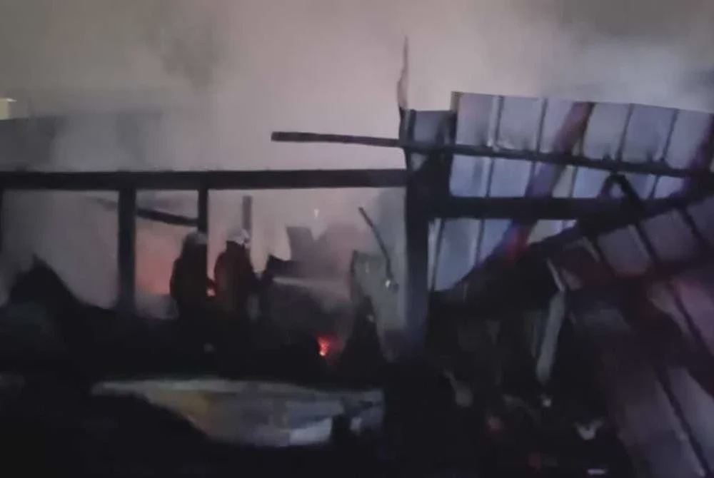 Image from: Tiga sekeluarga rentung, seorang melecur rumah terbakar