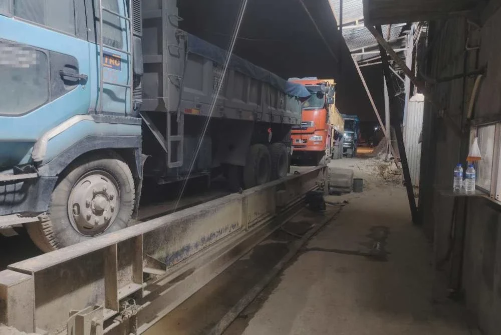 Image from: Kegiatan cuci pasir haram dibongkar, jual semula RM600 selori