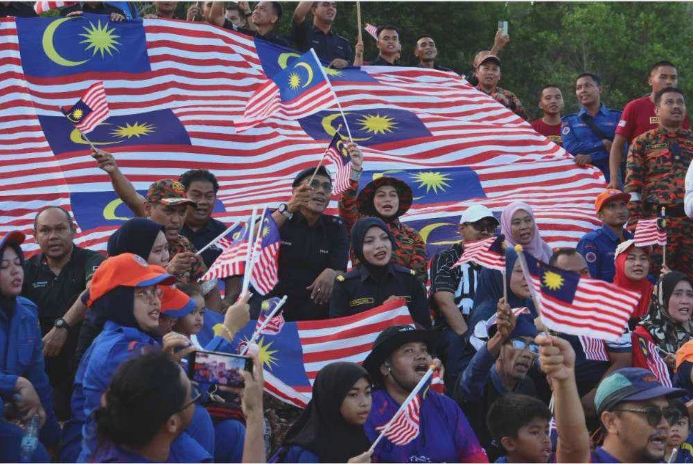 Image from: Jalur Gemilang gergasi berkibar di puncak Bukit Besar