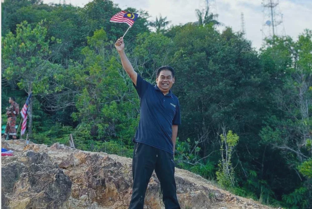 Image from: Jalur Gemilang gergasi berkibar di puncak Bukit Besar