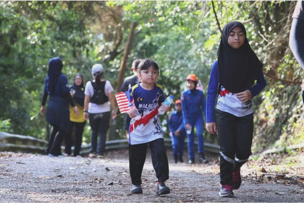 Image from: Jalur Gemilang gergasi berkibar di puncak Bukit Besar