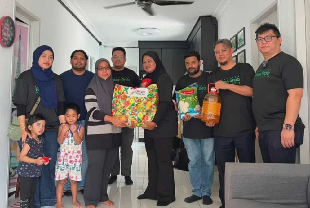 Image from: Rakan Grab, Grab Malaysia ziarah keluarga Allahyarham Faizu