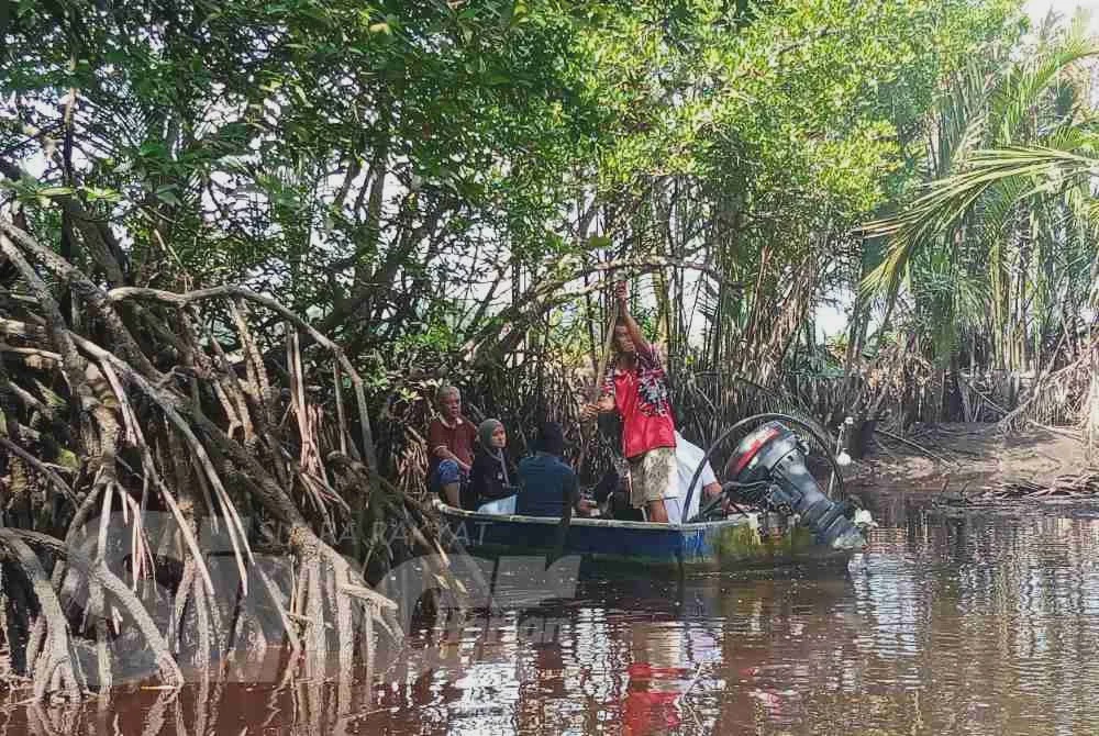 Image from: Sisa binaan Singapura cemari sungai: Nak dapat RM20 pun susah - Nelayan