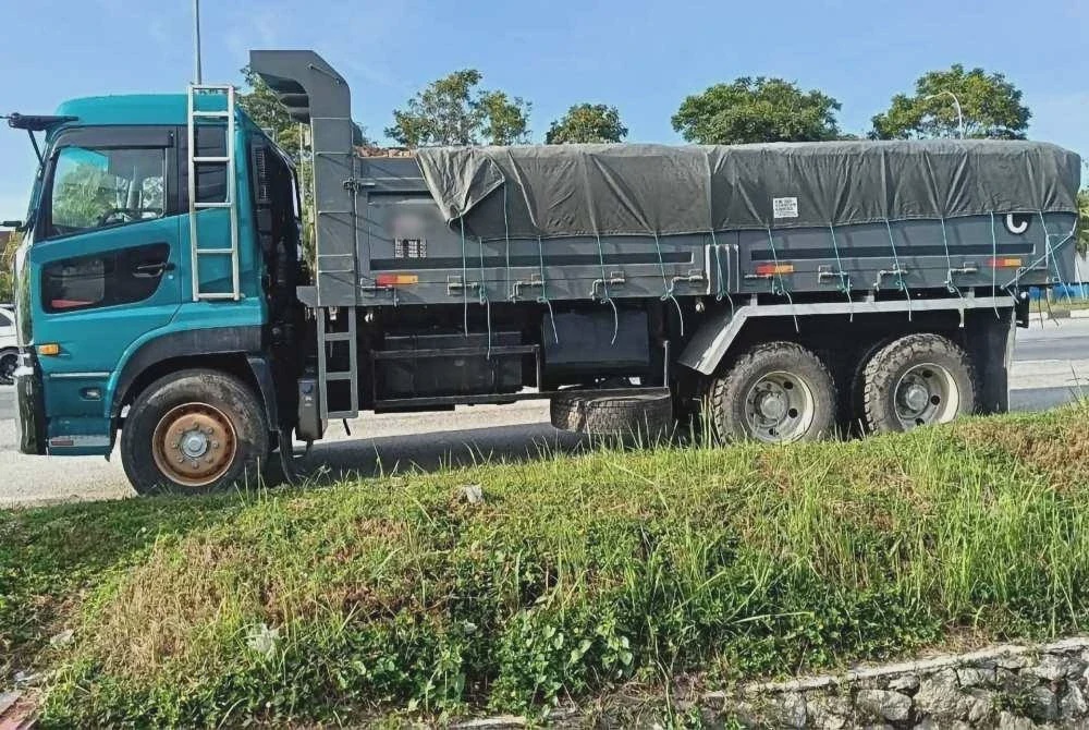 Image from: Lori batu dan treler antara tiga kenderaan disita bawa muatan lebih had
