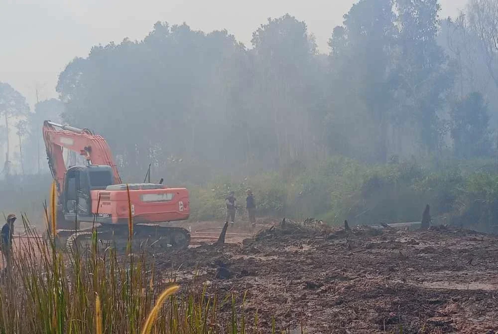Image from: Sumber air terhad, bomba berdepan cabaran padam kebakaran paya gambut