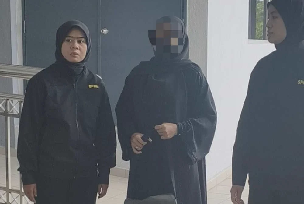 Image from: Pendakwah bebas terkenal tiba di mahkamah untuk pertuduhan seleweng dana NGO RM13 juta