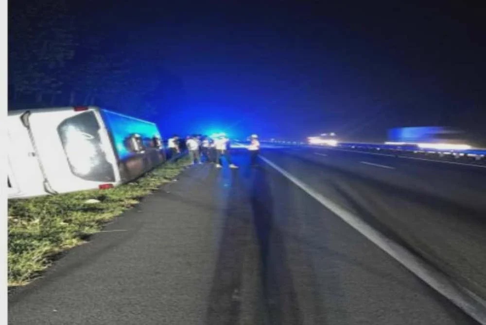 Image from: Bas bawa pelancong asing dalam perjalanan ke KL terbalik elak lori