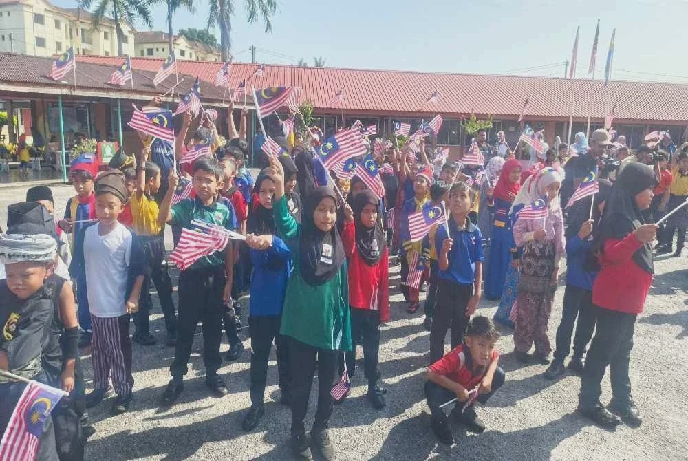 Image from: Lebih dua minggu jahit Jalur Gemilang gergasi SK Bohor