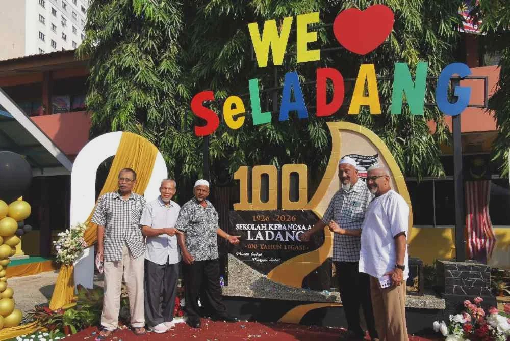 Image from: 700 kibar Jalur Gemilang raikan satu abad SK Ladang