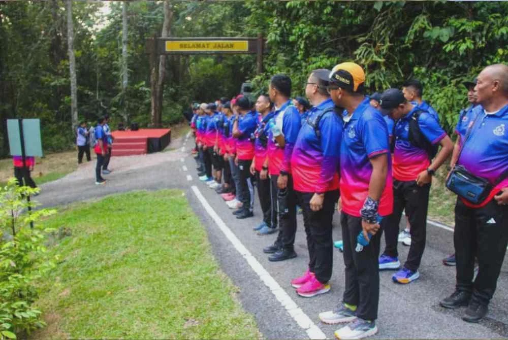 Image from: Warga IPD Mersing kibarkan 69 Jalur Gemilang di puncak Gunung Arong