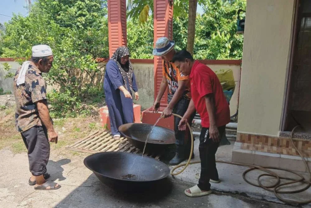 Image from: Orang ramai turun padang bantu persiapan Malaysia #QuranHour di Masjid Al-Munir