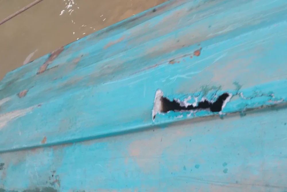 Image from: Warga emas maut, bot fiber terbalik rempuh tunggul kayu di Tasik Kenyir