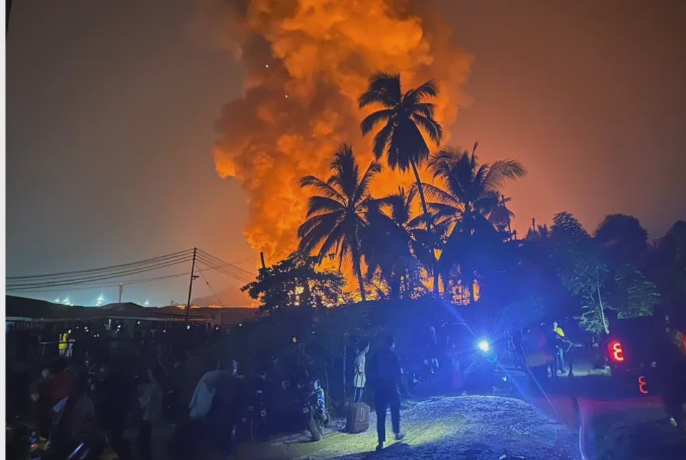 Image from: Tiga kanak-kanak rentung, 202 rumah terbakar