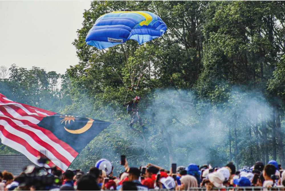 Image from: Jalur Gemilang gergasi dari langit Kuantan bakal catat rekod MBR