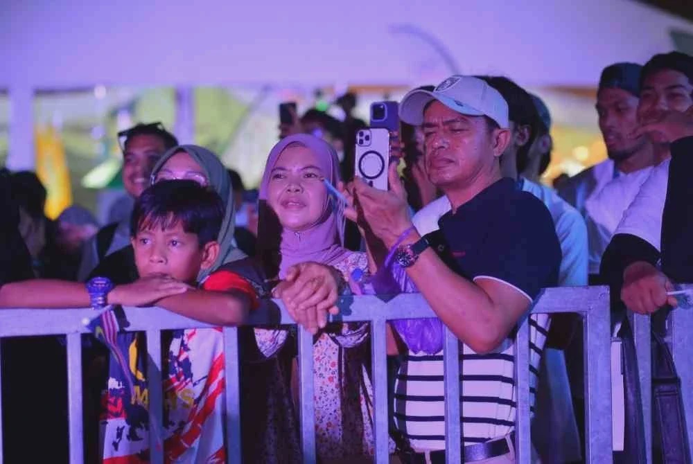 Image from: 300 dron semarak Ambang Merdeka MAHA