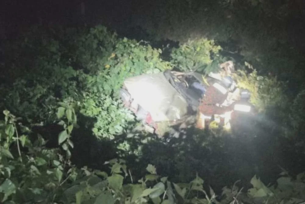 Image from: Tiga maut kereta terjunam dalam gaung