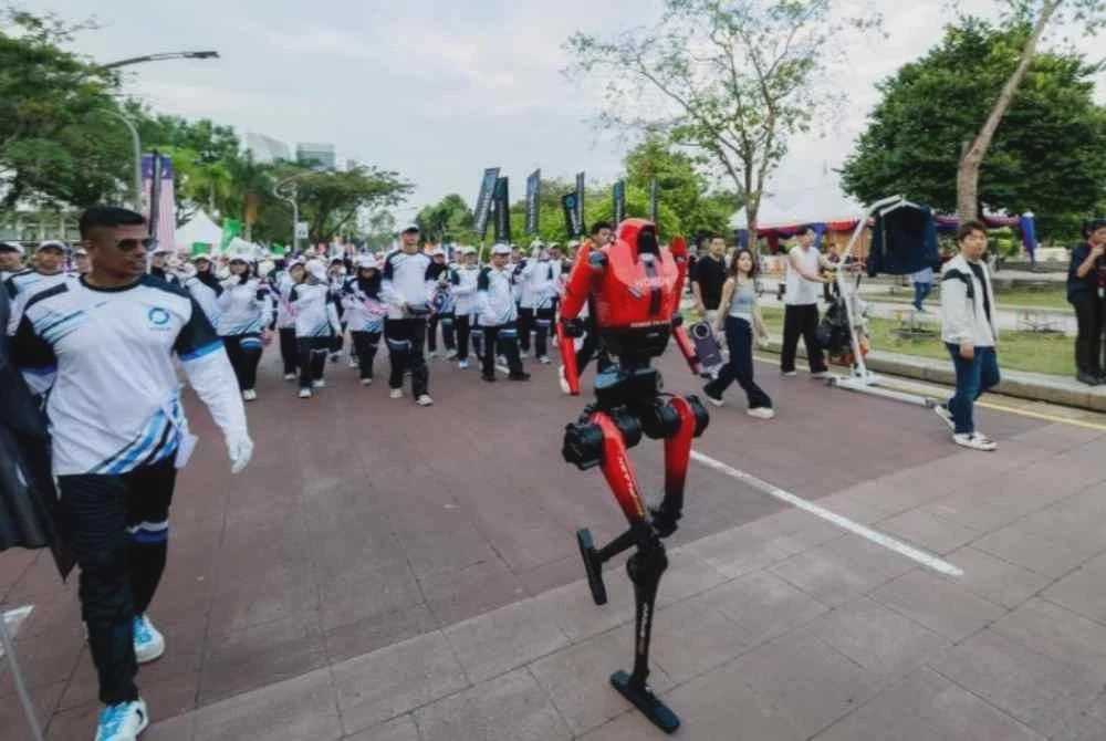 Image from: Robot HONOR curi tumpuan di perbarisan Merdeka