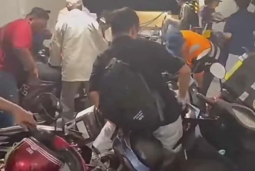 Image from: 'Dentuman kuat, feri berpusing' - Penumpang cemas motosikal bergelimpangan