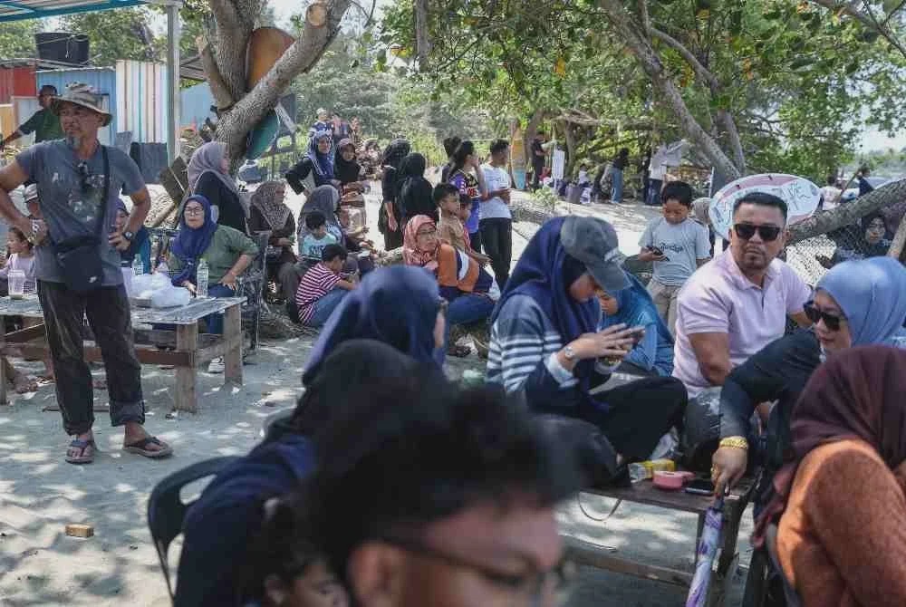 Image from: Empat remaja dikhuatiri lemas ketika mandi-manda di pantai