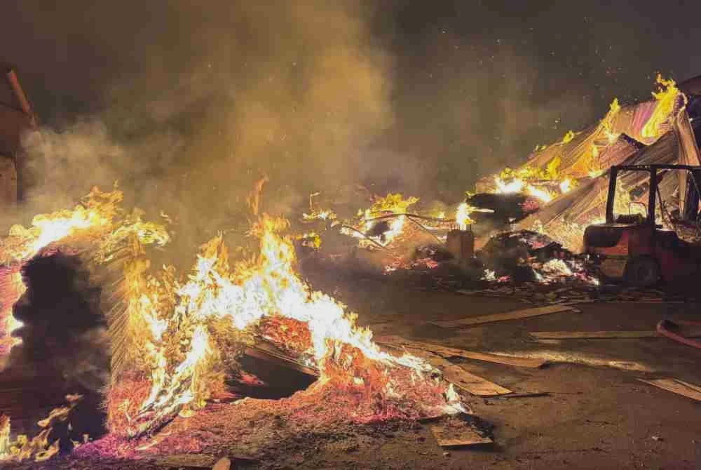 Image from: Tiada pili bomba, kebakaran kilang proses kayu sukar dikawal