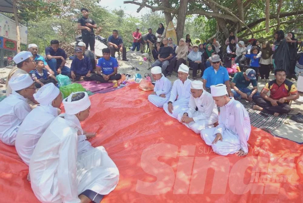 Image from: Tujuh pelajar tahfiz laung azan, solat hajat bantu SAR tiga remaja