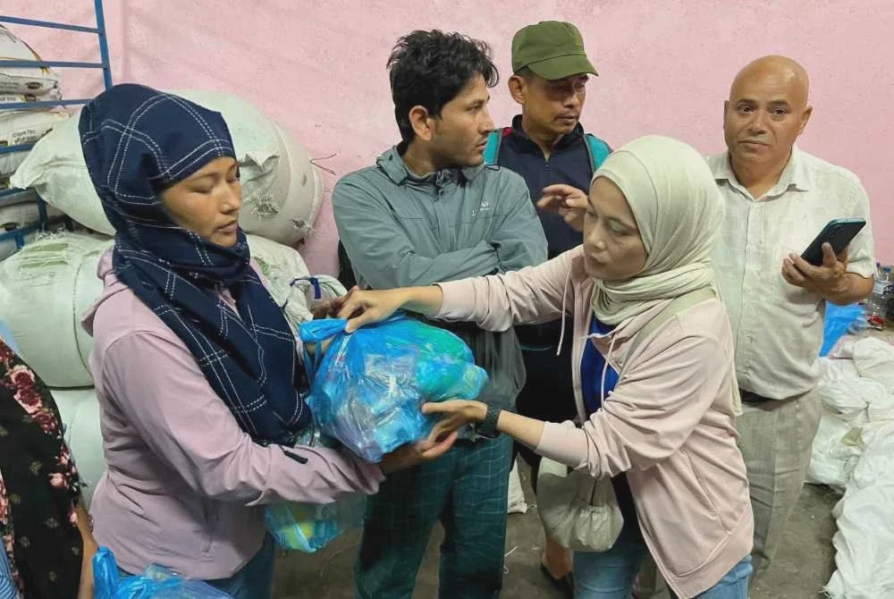 Image from: ‘Mereka dermawan, suka membantu’ – Isteri Loe salur sumbangan di Nepal