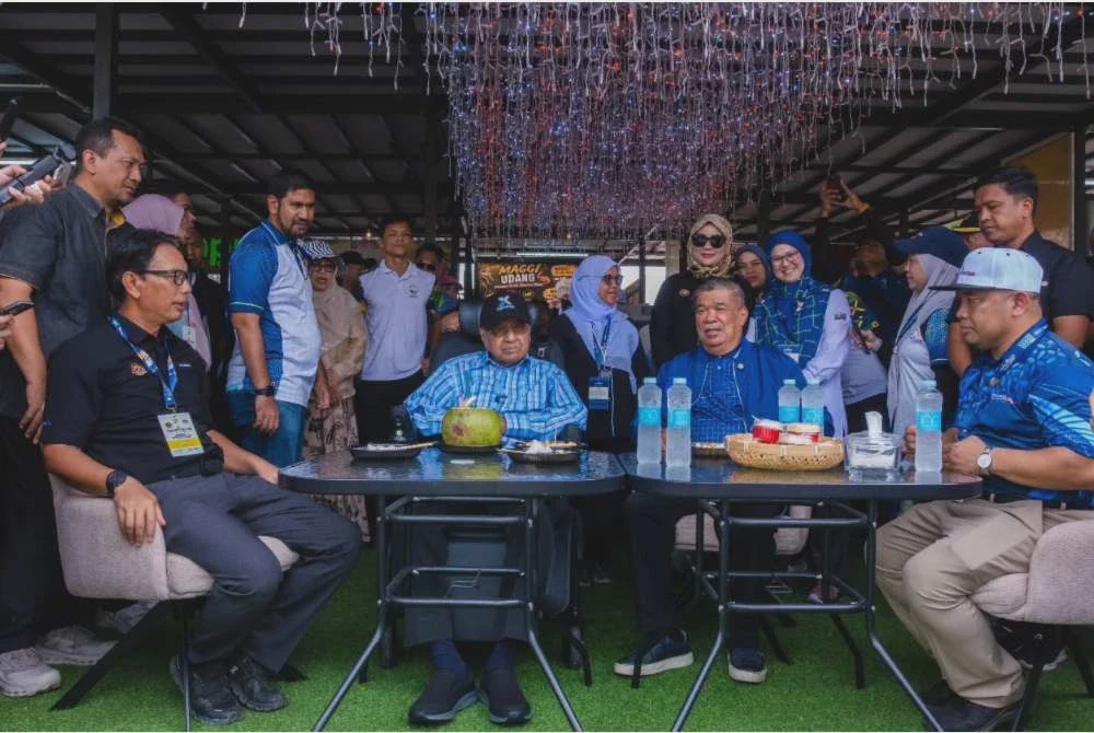 Image from: 'Assalamualaikum Tun'- Bang Mat santuni Tun Dr Mahathir