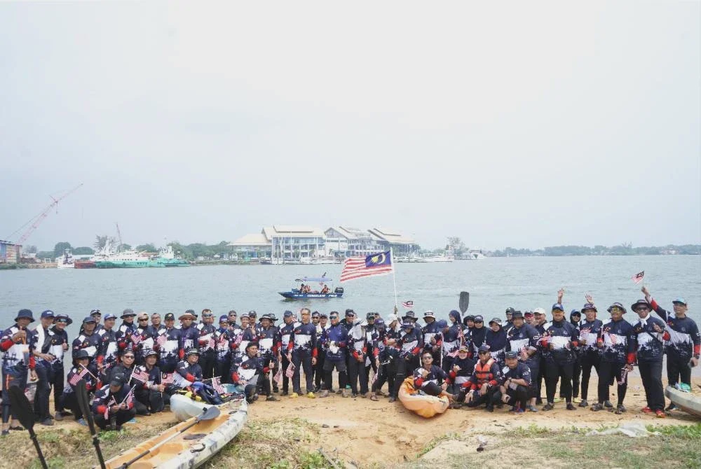 Image from: Zahir semarak merdeka, 96 anggota polis berkayak 25km