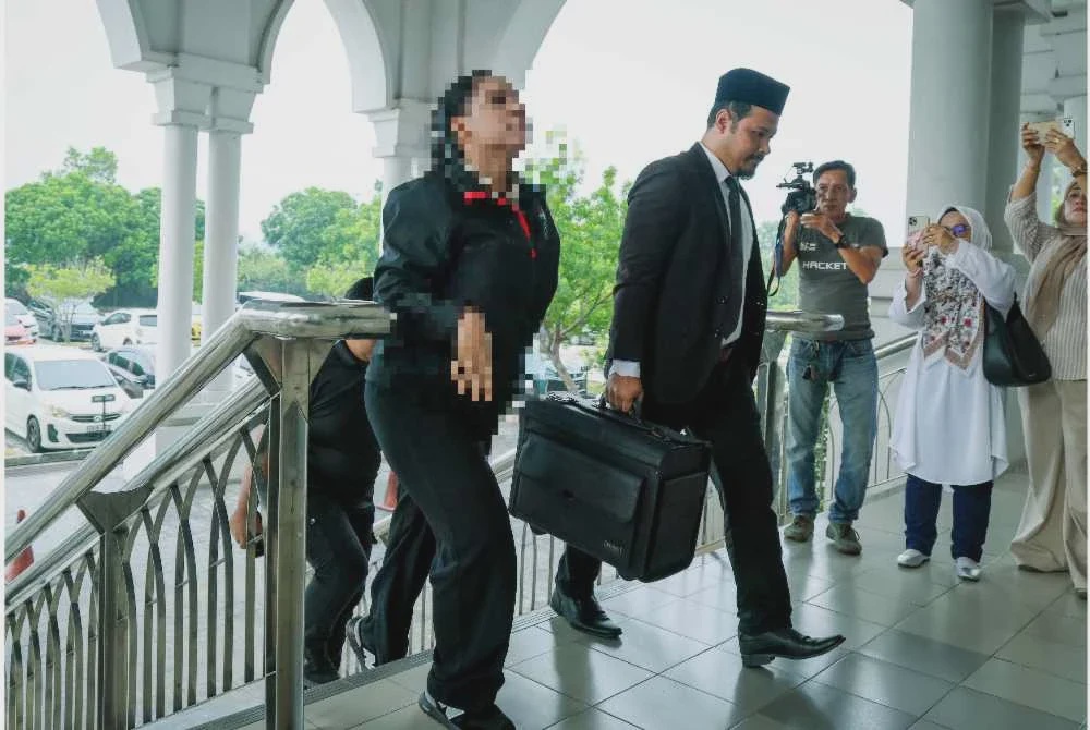 Image from: [VIDEO] Lelaki OKU didakwa berlagak, berpakaian wanita di pejabat agama