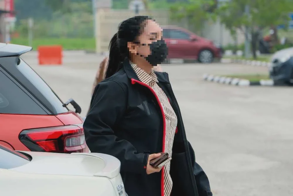 Image from: [VIDEO] Lelaki OKU didakwa berlagak, berpakaian wanita di pejabat agama