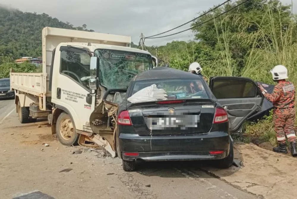 Image from: Empat maut kereta bertembung lori