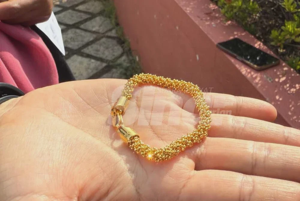 Image from: Baru dua bulan bekerja, tukang kebun pulangkan gelang emas RM15,000