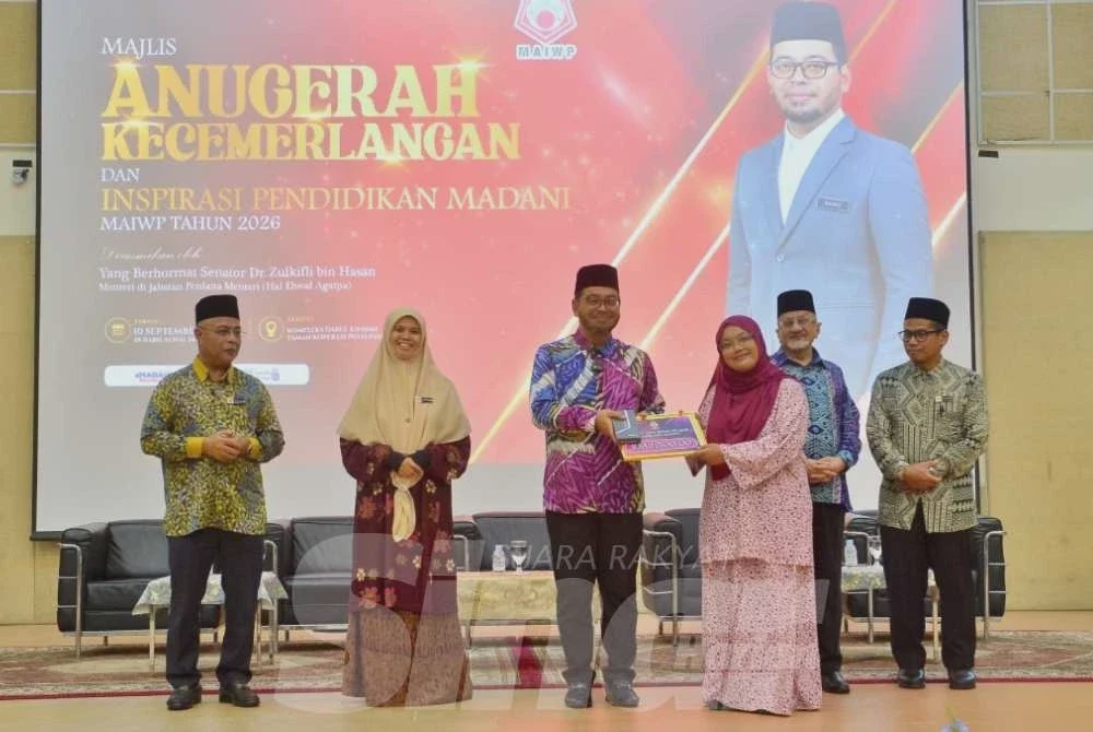 Image from: [VIDEO] Doa ibu jadi penguat Rozhatul Amani raih 10A SPM