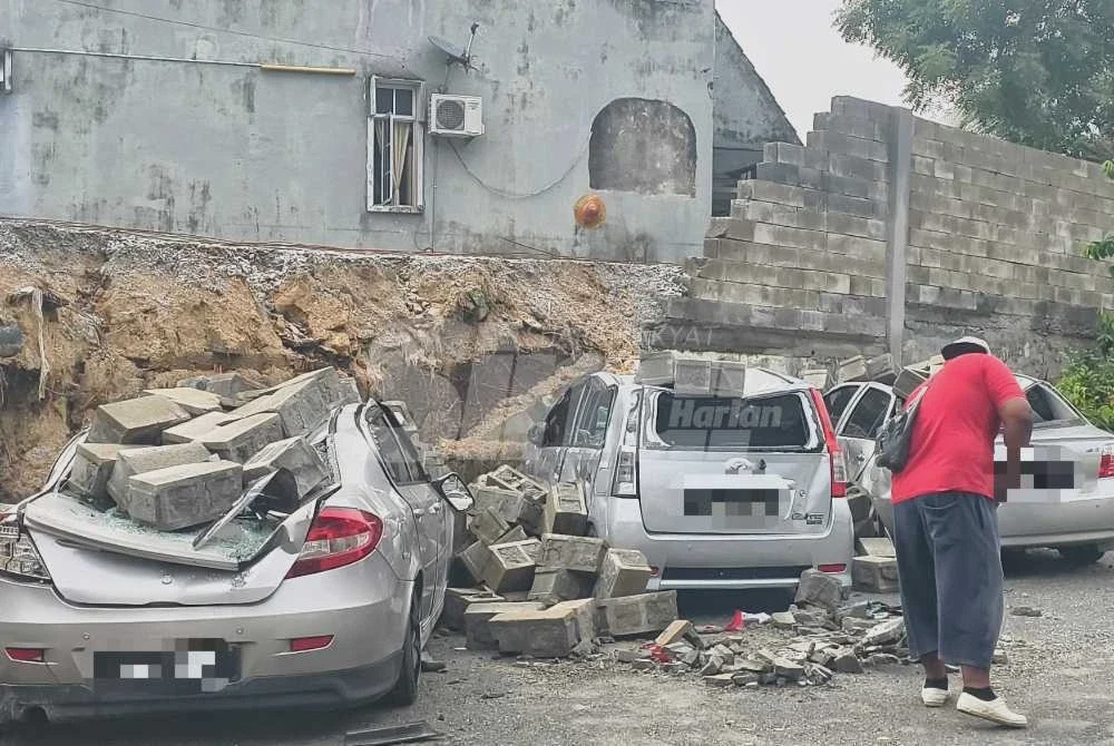 Image from: Tiga kereta rosak teruk dihempap tembok konkrit pagar