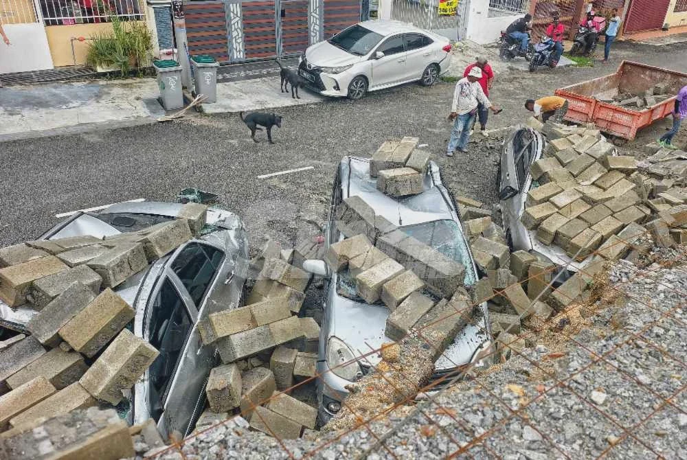 Image from: [VIDEO] Tiga kereta rosak teruk dihempap tembok konkrit pagar