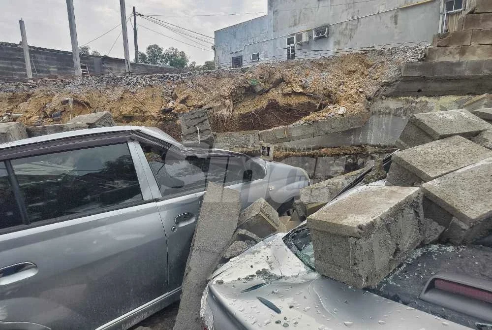 Image from: Tiga kereta rosak teruk dihempap tembok konkrit pagar